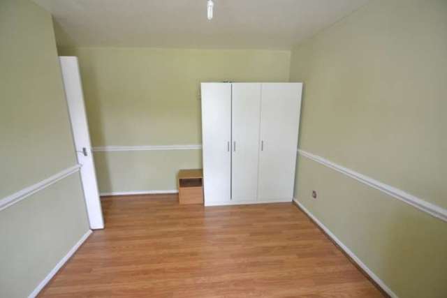  Image of 2 bedroom Ground Flat to rent in Silver Birch Close London N11 at Silver Birch  Friern Barnet, N11 3NW