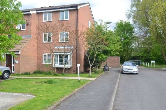  Image of 2 bedroom Ground Flat to rent in Silver Birch Close London N11 at Silver Birch  Friern Barnet, N11 3NW