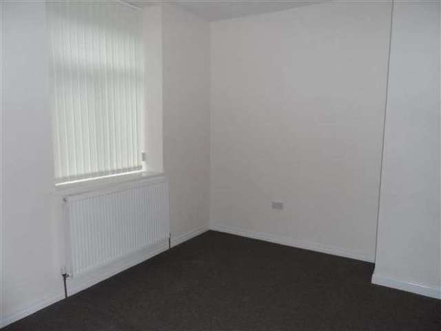  Image of 2 bedroom Apartment to rent in Stainland Road Greetland Halifax HX4 at Greetland, HX4 8BD