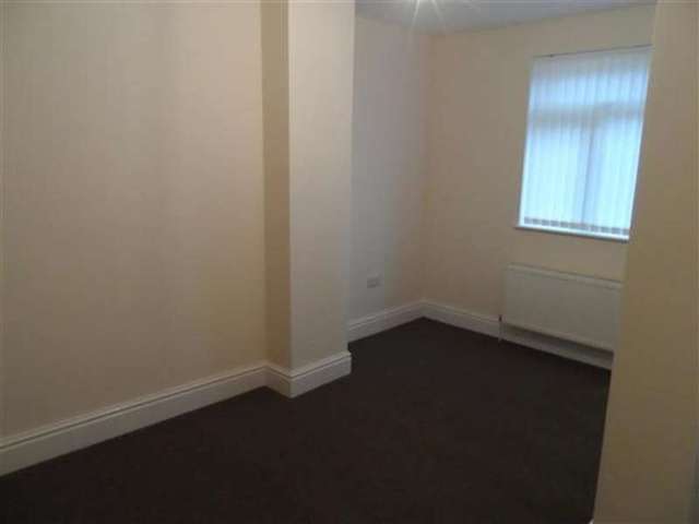  Image of 2 bedroom Apartment to rent in Stainland Road Greetland Halifax HX4 at Greetland, HX4 8BD