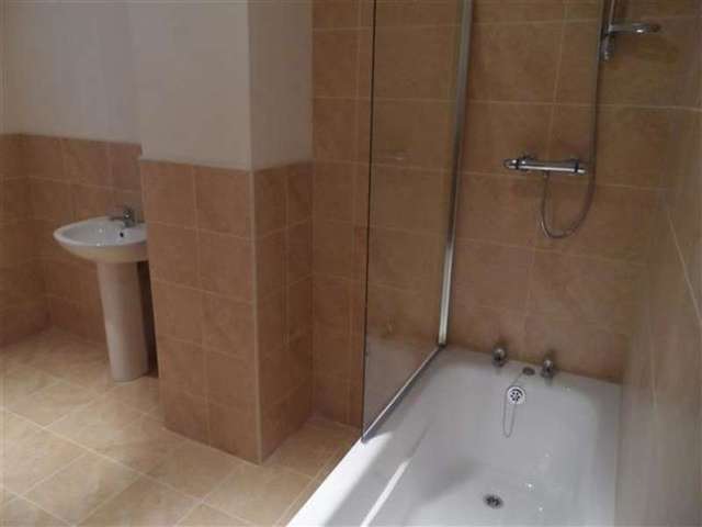  Image of 2 bedroom Apartment to rent in Stainland Road Greetland Halifax HX4 at Greetland, HX4 8BD