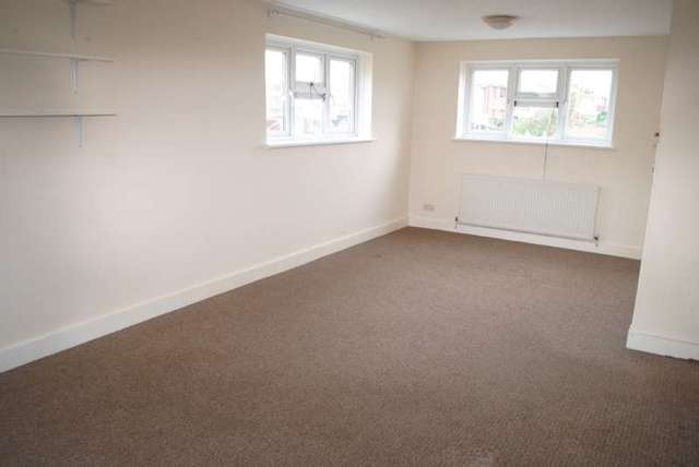  Image of 2 bedroom Flat to rent in Owlets Hall Close Romford RM11 at Hornchurch, RM11 3TS