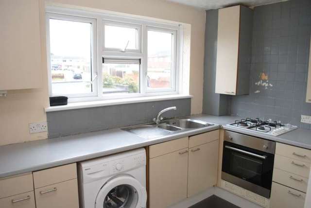  Image of 2 bedroom Flat to rent in Owlets Hall Close Romford RM11 at Hornchurch, RM11 3TS