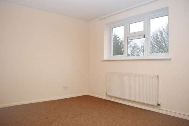  Image of 2 bedroom Flat to rent in Owlets Hall Close Romford RM11 at Hornchurch, RM11 3TS