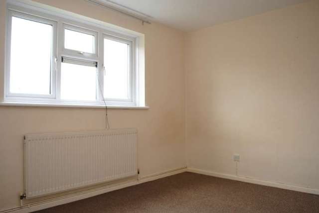  Image of 2 bedroom Flat to rent in Owlets Hall Close Romford RM11 at Hornchurch, RM11 3TS