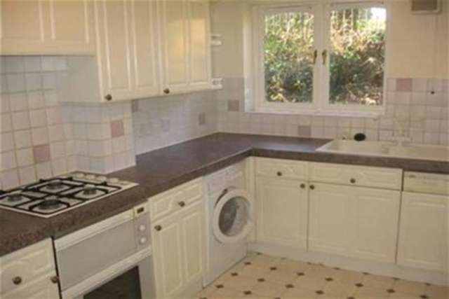  Image of 3 bedroom Flat to rent in Frensham Road Lower Bourne Farnham GU9 at Farnham, GU9 8HA