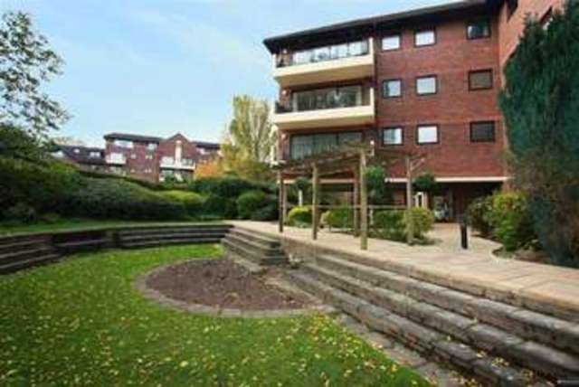  Image of 2 bedroom Apartment to rent in Ray Park Road Maidenhead SL6 at Maidenhead Berkshire Maidenhead, SL6 8UP