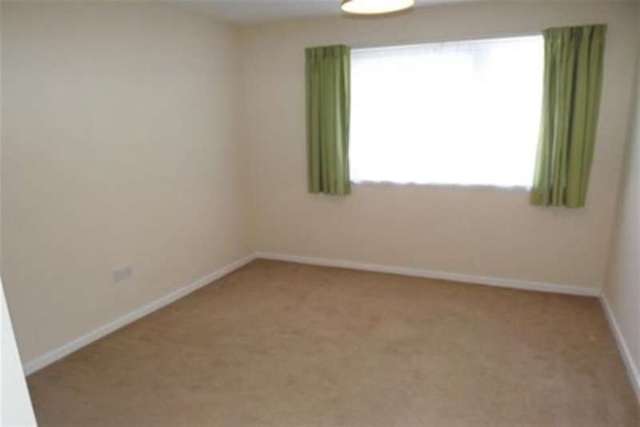  Image of 2 bedroom Flat to rent in Reddington Close Sanderstead South Croydon CR2 at South Croydon, CR2 0QZ