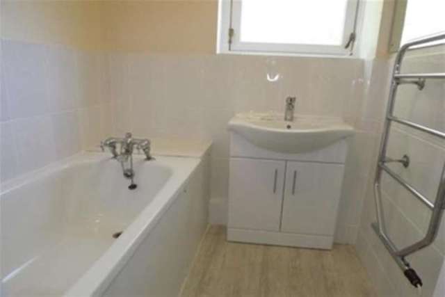  Image of 2 bedroom Flat to rent in Reddington Close Sanderstead South Croydon CR2 at South Croydon, CR2 0QZ