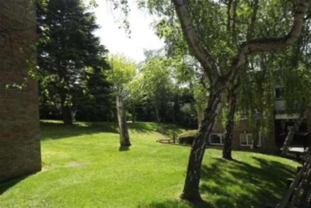  Image of 2 bedroom Flat to rent in Reddington Close Sanderstead South Croydon CR2 at South Croydon, CR2 0QZ