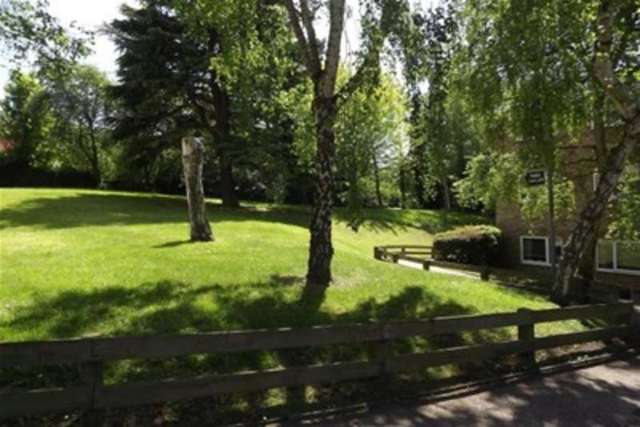  Image of 2 bedroom Flat to rent in Reddington Close Sanderstead South Croydon CR2 at South Croydon, CR2 0QZ