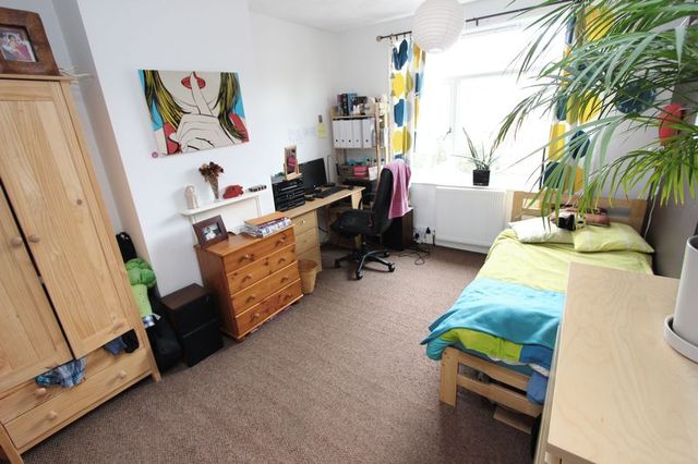  Image of 3 bedroom Terraced house for sale in Stanton Road Southampton SO15 at Stanton Road Regents Park Southampton, SO15 4HE
