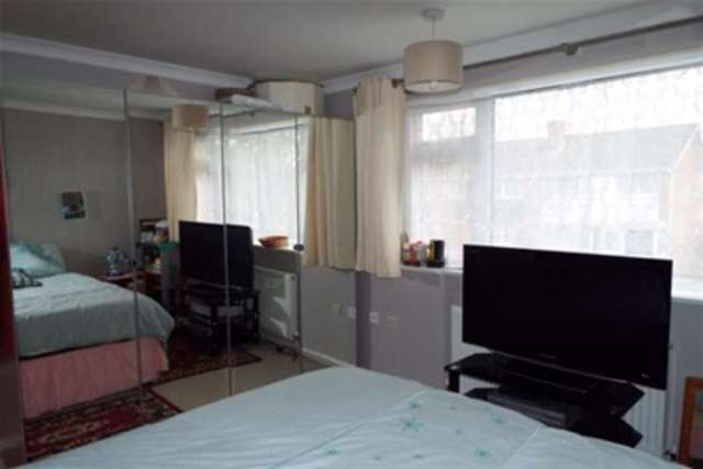  Image of 3 bedroom Terraced house to rent in Beverley Gardens Romsey SO51 at Romsey, SO51 7TA