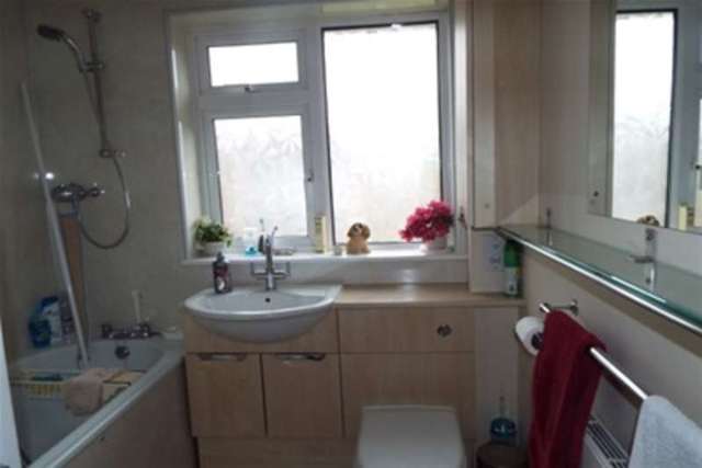  Image of 3 bedroom Terraced house to rent in Beverley Gardens Romsey SO51 at Romsey, SO51 7TA