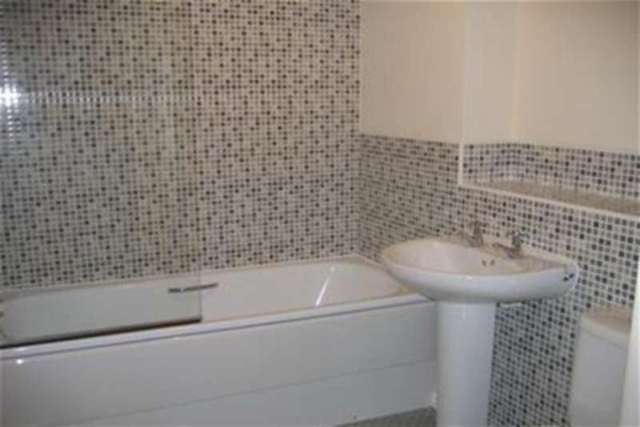  Image of 2 bedroom Flat to rent in Sidings Court Warrington WA1 at Warrington, WA1 3FY