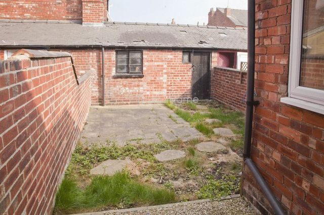  Image of 3 bedroom Terraced house to rent in Sincil Bank Lincoln LN5 at Sincil Bank  Lincoln, LN5 7TG
