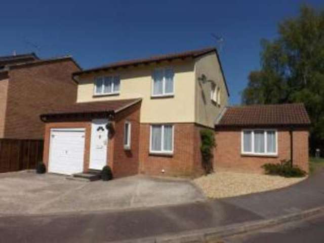  Image of 5 bedroom Detached house for sale in Farringdon Way Tadley RG26 at Tadley Hampshire Tadley, RG26 3UA