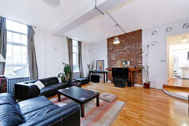  Image of 2 bedroom Property to rent in Haydon Way London SW11 at The Courtyard  Haydon Way, SW11 1YF
