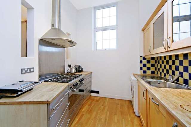  Image of 2 bedroom Property to rent in Haydon Way London SW11 at The Courtyard  Haydon Way, SW11 1YF