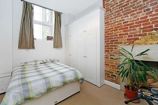  Image of 2 bedroom Property to rent in Haydon Way London SW11 at The Courtyard  Haydon Way, SW11 1YF