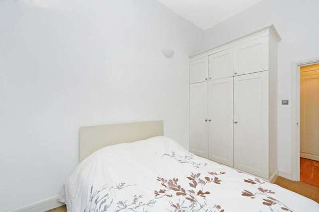  Image of 2 bedroom Property to rent in Haydon Way London SW11 at The Courtyard  Haydon Way, SW11 1YF
