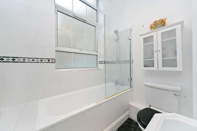  Image of 2 bedroom Property to rent in Haydon Way London SW11 at The Courtyard  Haydon Way, SW11 1YF