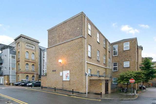  Image of 2 bedroom Property to rent in Haydon Way London SW11 at The Courtyard  Haydon Way, SW11 1YF