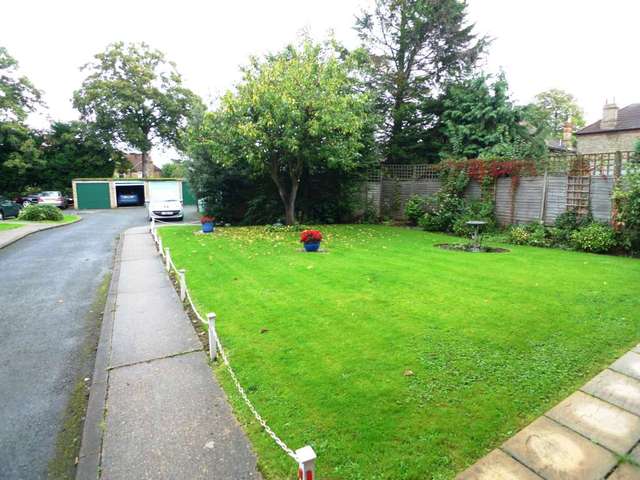  Image of 3 bedroom Flat to rent in The Park Sidcup DA14 at The Park  Sidcup, DA14 6AL
