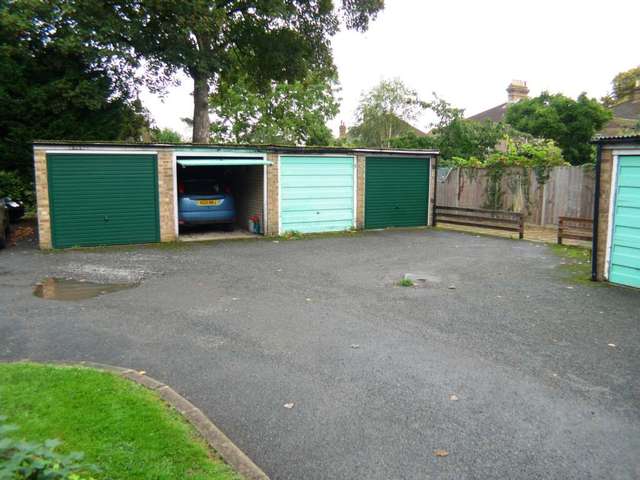  Image of 3 bedroom Flat to rent in The Park Sidcup DA14 at The Park  Sidcup, DA14 6AL