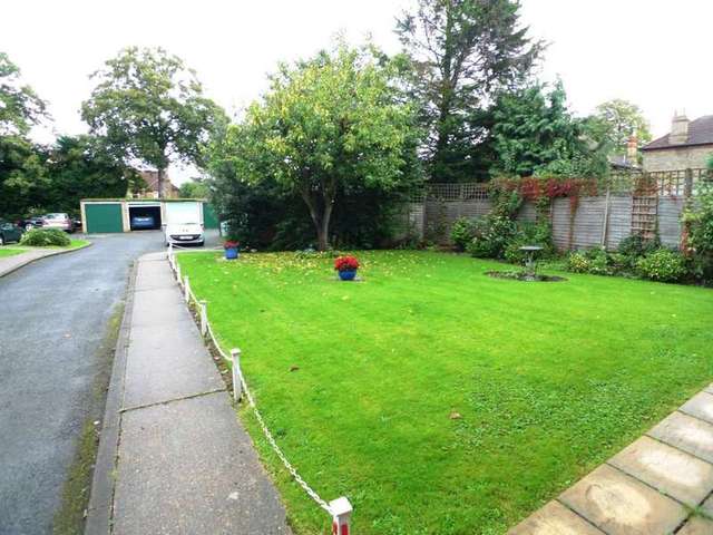  Image of 3 bedroom Flat to rent in The Park Sidcup DA14 at The Park  Sidcup, DA14 6AL