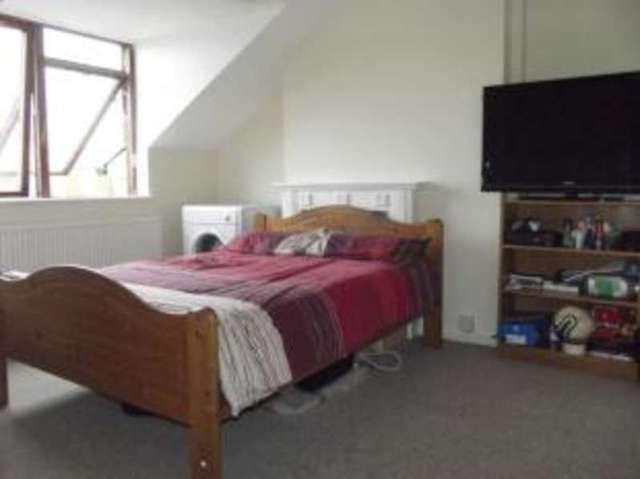  Image of 2 bedroom Flat for sale in Norcot Road Tilehurst Reading RG30 at Tilehurst Reading Tilehurst, RG30 6BP