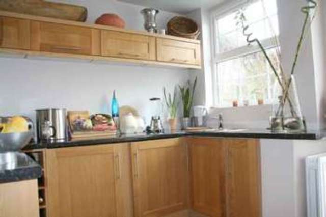  Image of 2 bedroom Terraced house to rent in Twickenham Road Hanworth Feltham TW13 at Twickenham Road Twickenham Borders - Hanworth FELTHAM, TW13 6HG