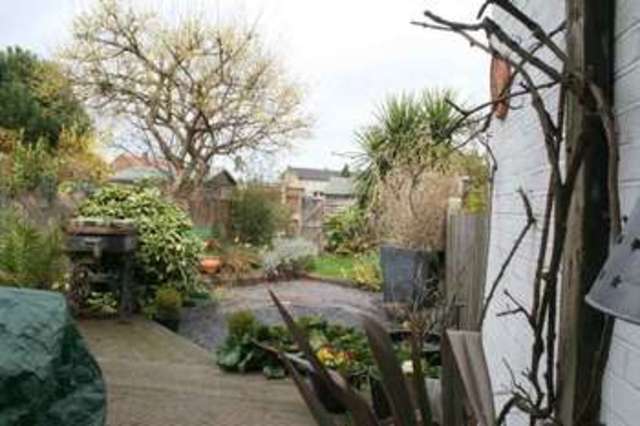  Image of 2 bedroom Terraced house to rent in Twickenham Road Hanworth Feltham TW13 at Twickenham Road Twickenham Borders - Hanworth FELTHAM, TW13 6HG