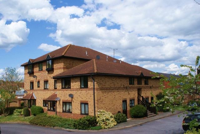 Image of 2 bedroom Flat for sale in Polehampton Close Twyford Reading RG10 at Polehampton Close Twyford Reading, RG10 9RP