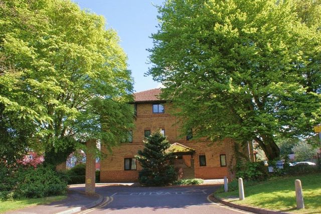  Image of 2 bedroom Flat for sale in Polehampton Close Twyford Reading RG10 at Polehampton Close Twyford Reading, RG10 9RP