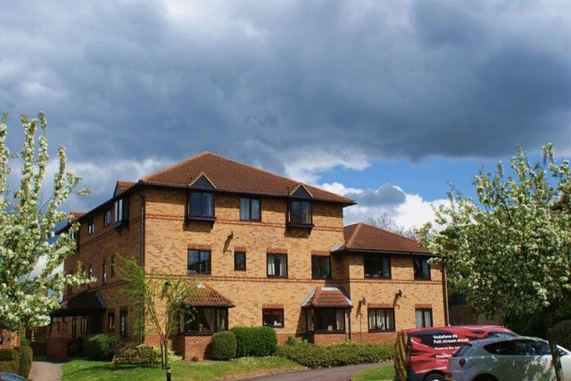  Image of 2 bedroom Flat for sale in Polehampton Close Twyford Reading RG10 at Polehampton Close Twyford Reading, RG10 9RP