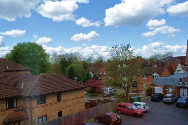 Image of 2 bedroom Flat for sale in Polehampton Close Twyford Reading RG10 at Polehampton Close Twyford Reading, RG10 9RP