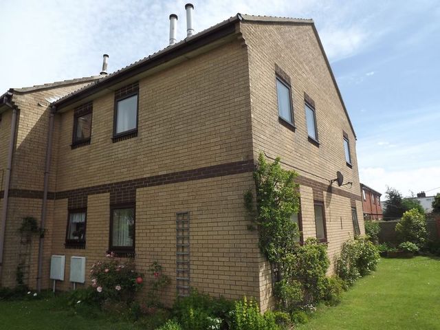  Image of 2 bedroom Flat to rent in Vincent Close New Milton BH25 at Vincent Close  New Milton, BH25 6RL