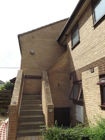  Image of 2 bedroom Flat to rent in Vincent Close New Milton BH25 at Vincent Close  New Milton, BH25 6RL