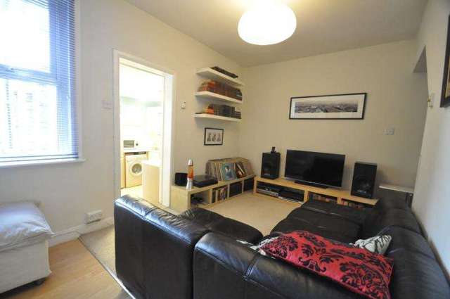  Image of 1 bedroom Flat to rent in Walpole Road Colliers Wood London SW19 at London  Colliers Wood, SW19 2BZ