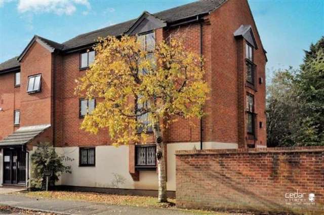  Image of 2 bedroom Apartment to rent in Wheatley Close London NW4 at Hendon, NW4 4LG