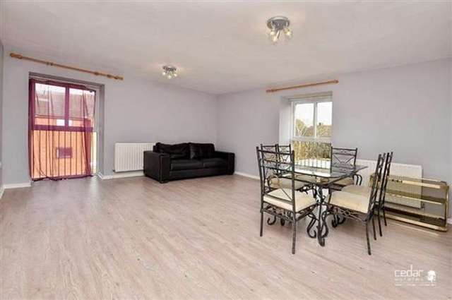  Image of 2 bedroom Apartment to rent in Wheatley Close London NW4 at Hendon, NW4 4LG