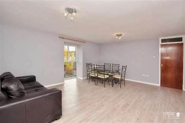  Image of 2 bedroom Apartment to rent in Wheatley Close London NW4 at Hendon, NW4 4LG