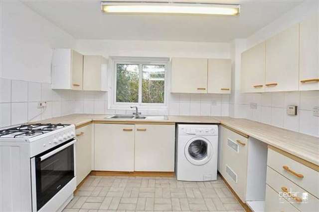  Image of 2 bedroom Apartment to rent in Wheatley Close London NW4 at Hendon, NW4 4LG