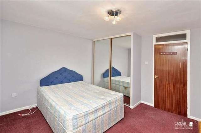  Image of 2 bedroom Apartment to rent in Wheatley Close London NW4 at Hendon, NW4 4LG