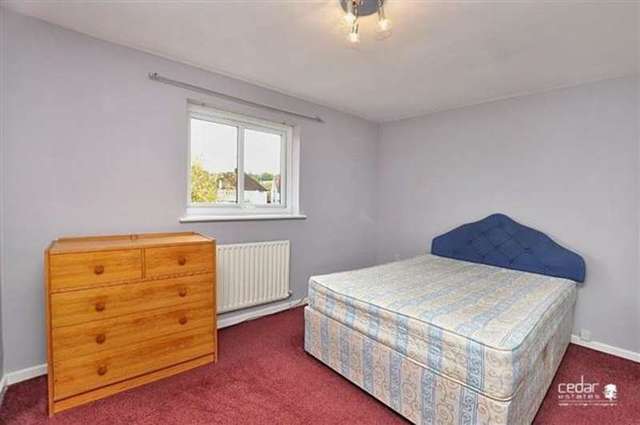  Image of 2 bedroom Apartment to rent in Wheatley Close London NW4 at Hendon, NW4 4LG