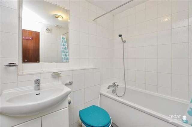  Image of 2 bedroom Apartment to rent in Wheatley Close London NW4 at Hendon, NW4 4LG