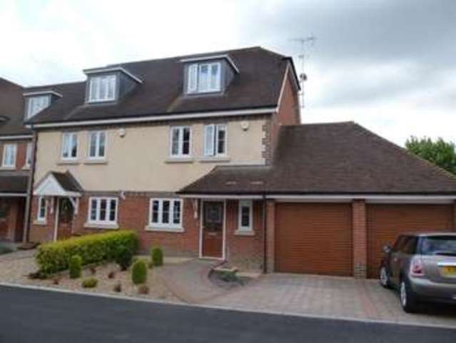  Image of 3 bedroom Detached house to rent in Rectory Close Wokingham RG40 at Rectory Close Wokingham Wokingham, RG40 1TH