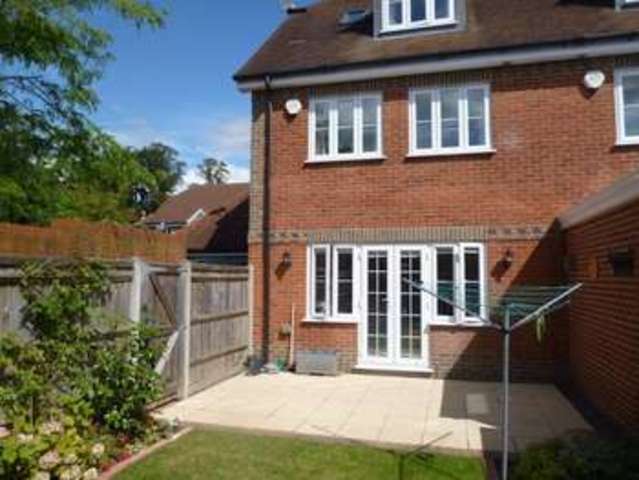  Image of 3 bedroom Detached house to rent in Rectory Close Wokingham RG40 at Rectory Close Wokingham Wokingham, RG40 1TH
