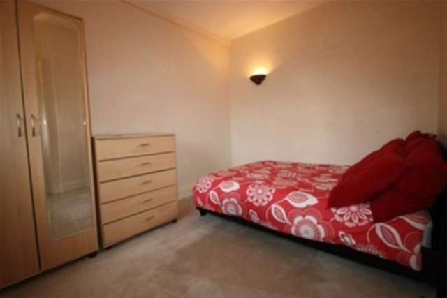  Image of Flat to rent in Cleveland Road London E18 at London, E18 2AN